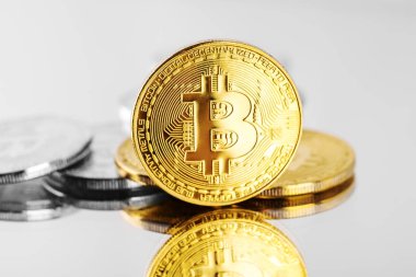 Beyaz bir arka plan üzerinde izole Bitcoin
