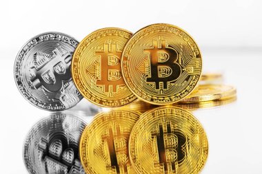 Beyaz bir arka plan üzerinde izole Bitcoin