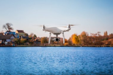 Dijital kamera, arka plan bulanıklık nehirde Uçak Helikopter