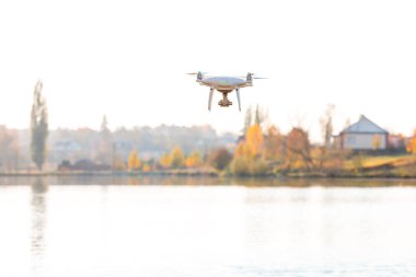 Dijital kamera, arka plan bulanıklık nehirde Uçak Helikopter