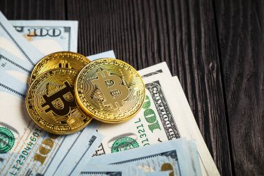 ahşap arka plan üzerinde bitcoin ile altın sikke.