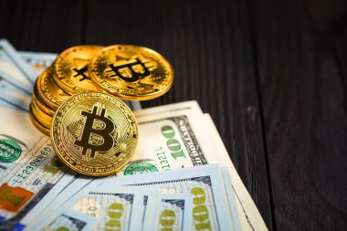 ahşap arka plan üzerinde bitcoin ile altın sikke.