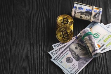 Ahşap arka planda bitcoin ile gümüş ve altın sikkeler.