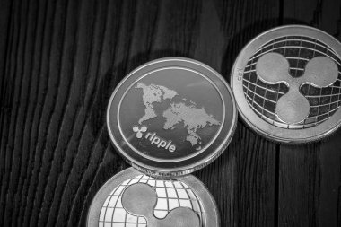 Siyah ahşap arka planda gümüş dalgalı paralar