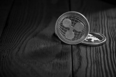 Siyah ahşap arka planda gümüş dalgalı paralar