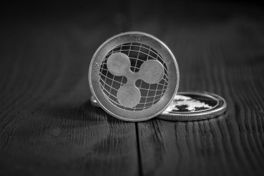 Siyah ahşap arka planda gümüş dalgalı paralar