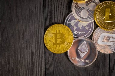 ahşap arka plan üzerinde bitcoin ile altın sikke.