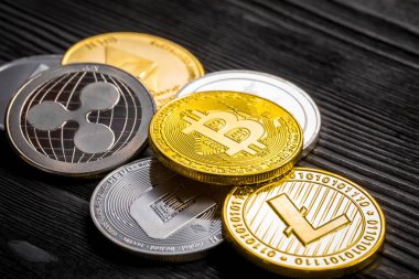 ahşap arka plan üzerinde bitcoin ile altın sikke.