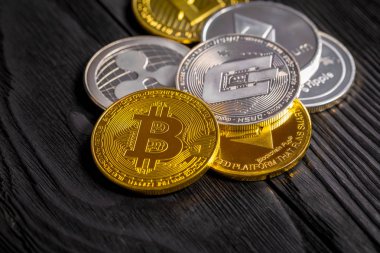 ahşap arka plan üzerinde bitcoin ile altın sikke.