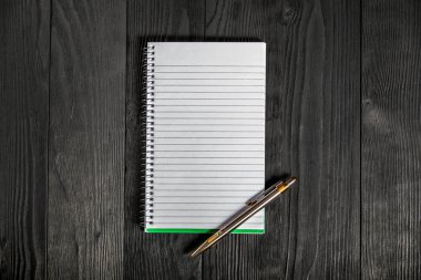 defter kalem eski ahşap masa üzerinde