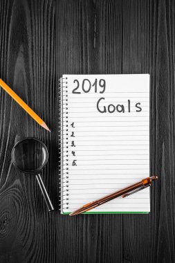 2019 gol üstünde onun defter. Yeni yıl kararları kavramı. Üstten görünüm.