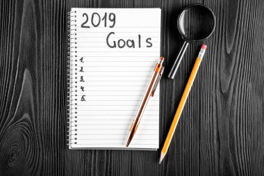 2019 gol üstünde onun defter. Yeni yıl kararları kavramı. Üstten görünüm.