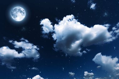 Arkaplan yıldızlı ve bulutlu gece gökyüzü.
