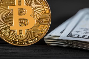 Ahşap zemin üzerinde bitcoin, dalgalanma ve ethereum sembollü gümüş ve altın sikkeler.