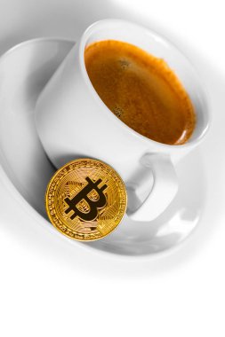 Cryptocurrency altın bitcoin ayakta beyaz bir arka plan üzerinde izole kahve Kupası