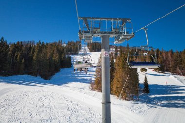 Üzerinde kablo sandalye Asansör bulutlu karlı kış dağlarda Kayak biniciler yakın çekim