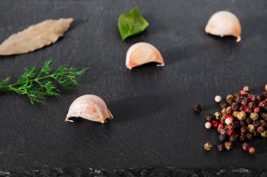 Garlick rezene biber bazilika siyah taş zemin