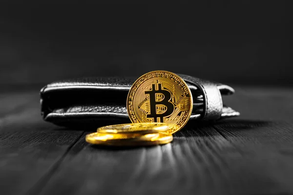 Bitcoin Con Dólar Monedero Aislado Fondo Negro — Foto de Stock