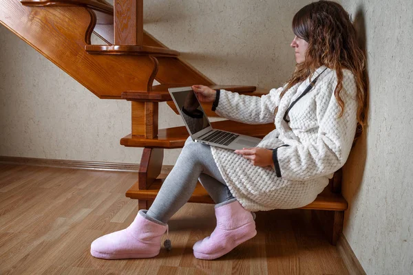 Muchacha Bata Con Portátil Queda Casa Escalera —  Fotos de Stock