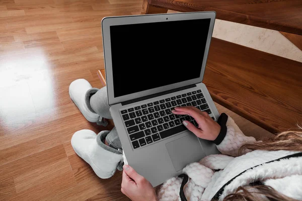 Κορίτσι Μια Ρόμπα Φορητό Υπολογιστή Που Μένει Στο Σπίτι Μια — Φωτογραφία Αρχείου