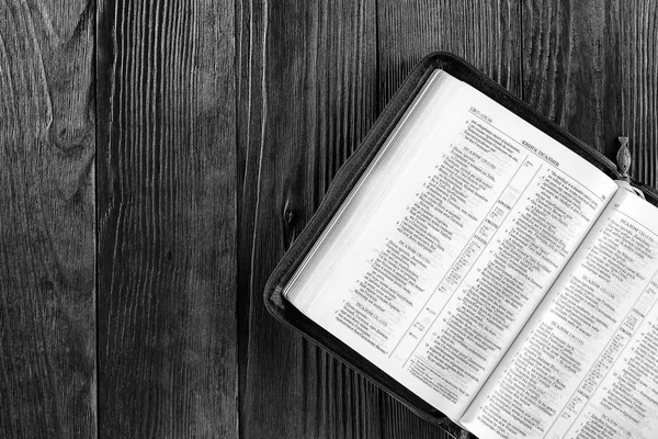 Biblia Libro Abierto Sobre Fondo Madera Negro — Foto de Stock