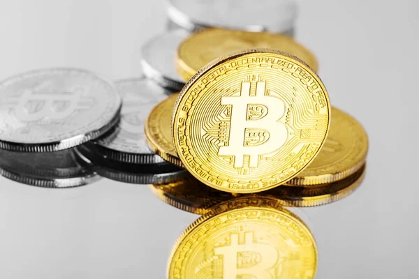 Beyaz bir arka plan üzerinde izole Bitcoin