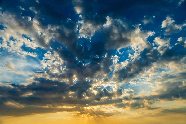 雲と太陽と空の雲 — ストック写真