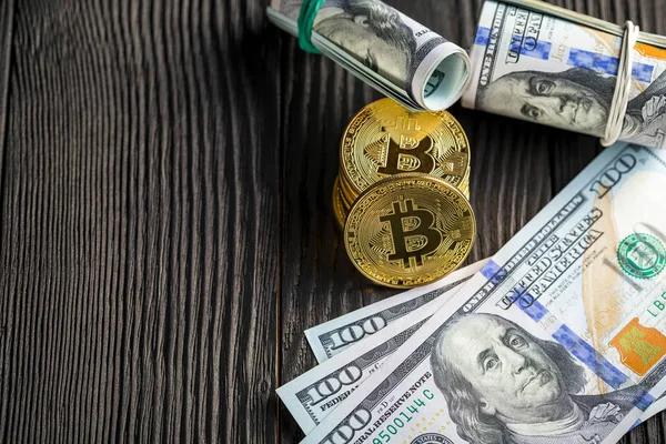 ahşap arka plan üzerinde bitcoin ile altın sikke.