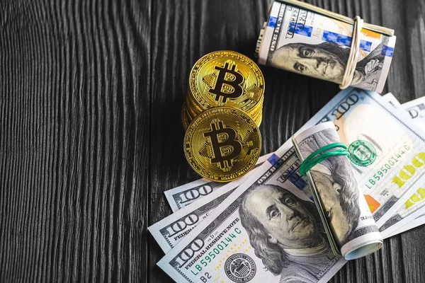 Ahşap arka planda bitcoin ile gümüş ve altın sikkeler.