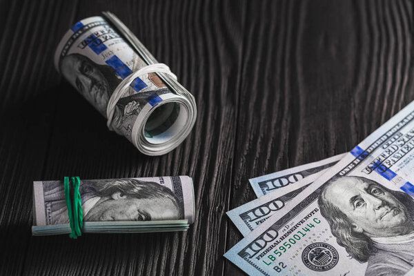 деньги изолированы на деревянном фоне
