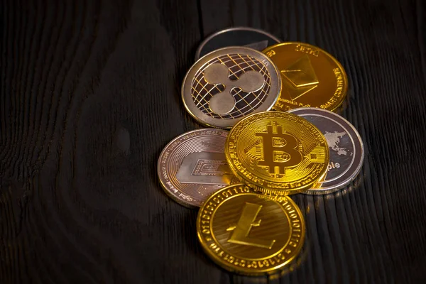 Moedas Ouro Com Bitcoin Fundo Madeira — Fotografia de Stock