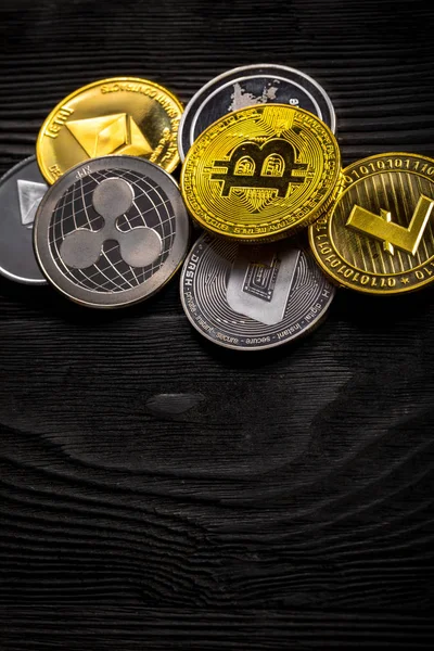 Stříbrné Zlaté Mince Bitcoinem Vlnitým Éterickým Symbolem Dřevěném Pozadí — Stock fotografie