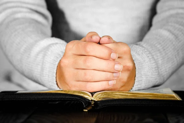 Mãos Virando Página Uma Bíblia — Fotografia de Stock