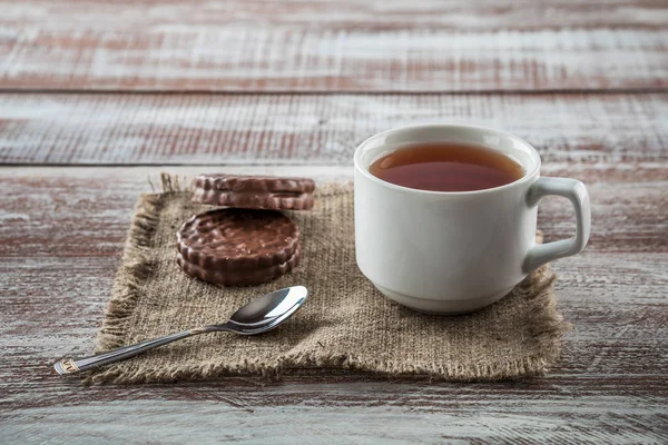 Печенье Шоколадной Крошкой Чашка Чая Белом Деревянном Столе — стоковое фото