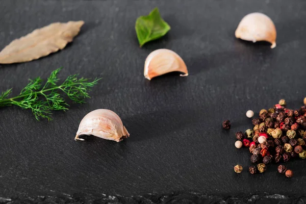 Garlick rezene biber bazilika siyah taş zemin