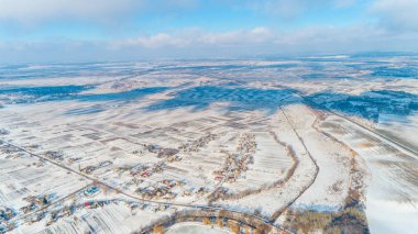 Kış kara ormanlar, beyaz alanları, bulutlu bir günde kış ile havadan görünümü.