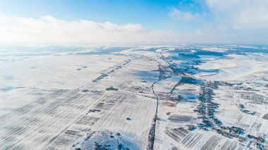 Kış kara ormanlar, beyaz alanları, bulutlu bir günde kış ile havadan görünümü.