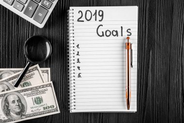 2019 gol üstünde onun defter. Yeni yıl kararları kavramı. Üstten görünüm.