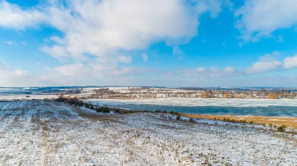 Kısmen donmuş bir göl alanları ve orman güzel kış renkleri ile çevrili hava uçak fotoğrafı