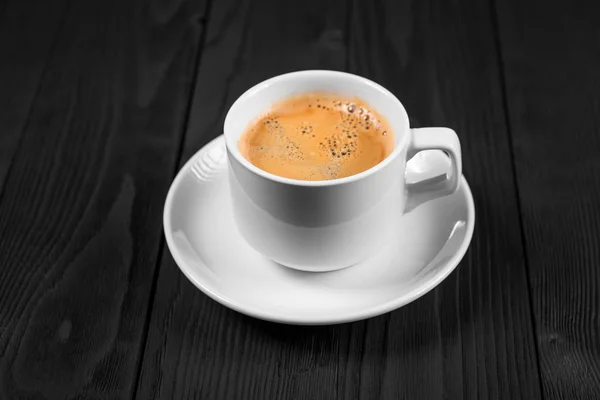 杯加红糖木桌上的咖啡 — 图库照片