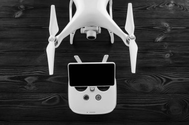 Siyah ahşap arka plan üzerinde izole dron