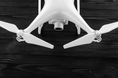 Siyah ahşap arka plan üzerinde izole dron