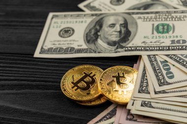 Altın Bitcoin madeni para üzerimizde. Yakın plan. Elektronik kripto para birimi