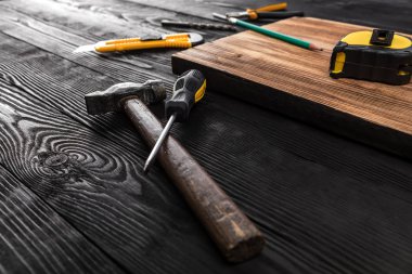 Ahşap masanın üzerinde farklı yapı ekipmanları var.