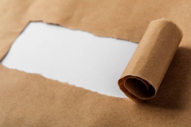 Kağıt bozuk taraf ile delik. Sarı kağıt