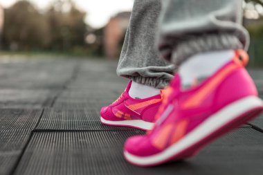 Genç fitness kadın runner bacaklar orman iz üstünde koşmak için hazır