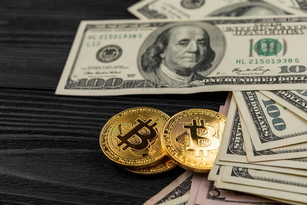 Altın Bitcoin madeni para üzerimizde. Yakın plan. Elektronik kripto para birimi