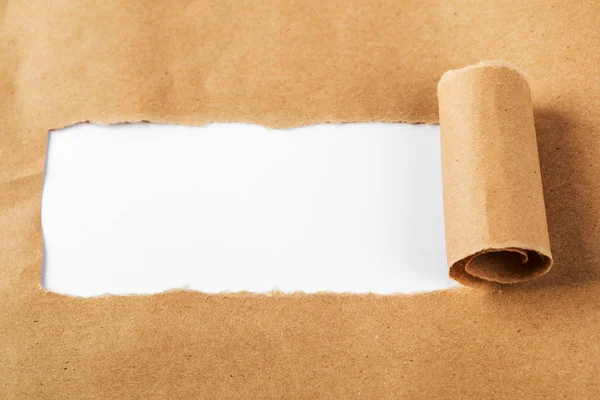 Kağıt bozuk taraf ile delik. Sarı kağıt