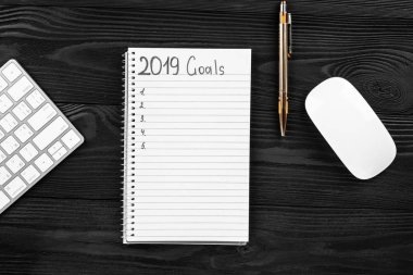 2019 gol üstünde onun defter. Yeni yıl kararları kavramı. Üstten görünüm.