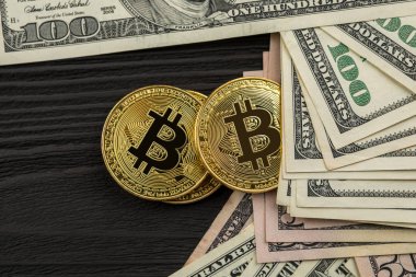 Altın Bitcoin madeni para üzerimizde. Yakın plan. Elektronik kripto para birimi